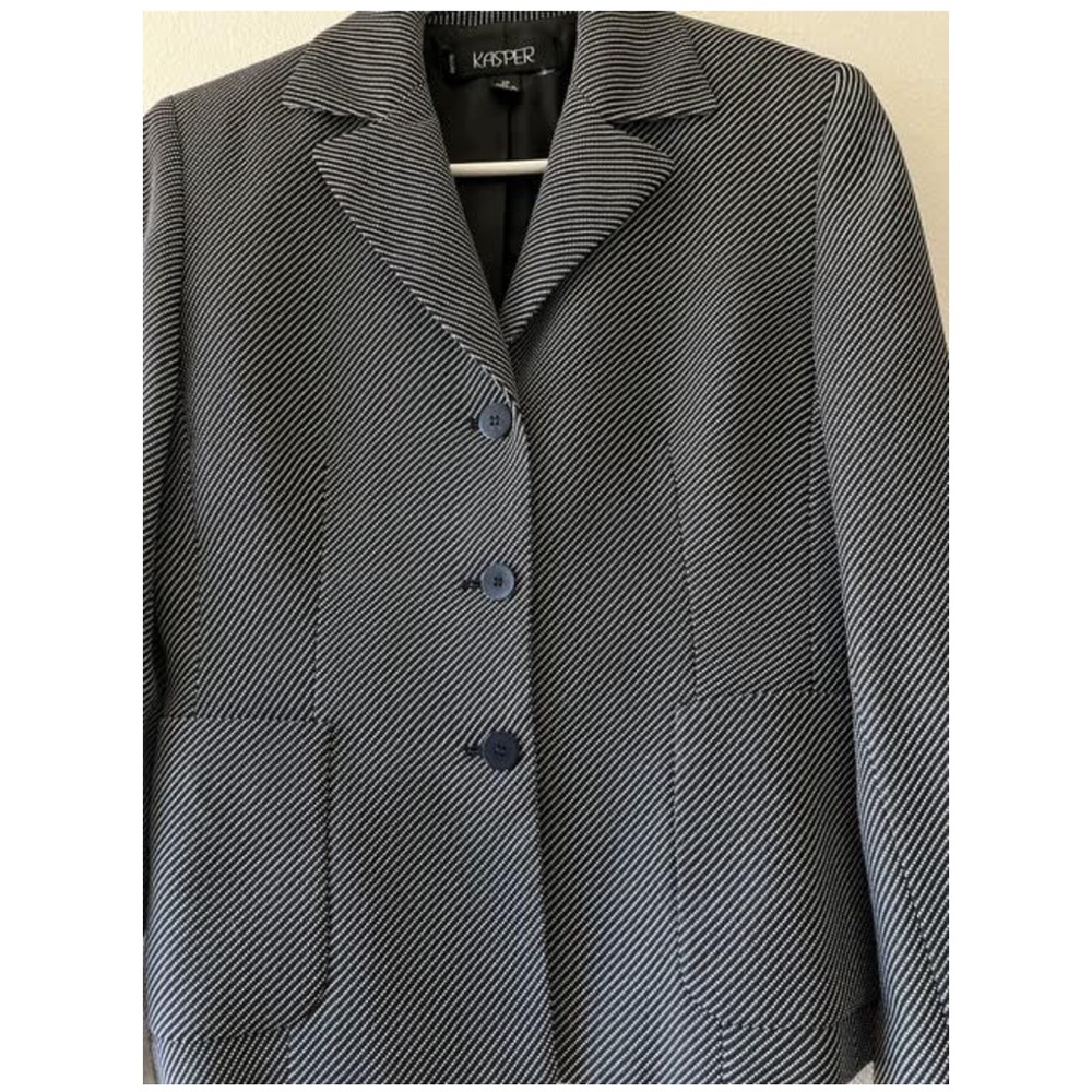 Kasper 2P black and white striped, lined suit.